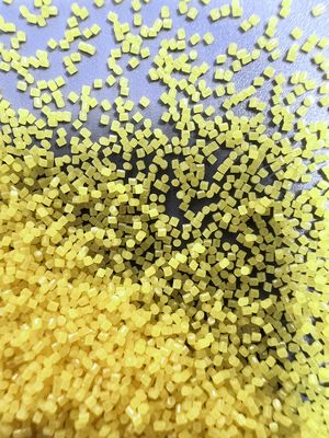 0.4 * 0.4mm رمل تنفجرة البلاستيك الأصفر اللون متوسط الحجم عالية الاستقرار الحراري